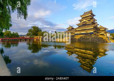 Vue sur le Château de Matsumoto (ou château) et pont-de-Corbeau, à Matsumoto, Japon Banque D'Images