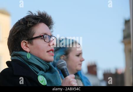 Bristol, Royaume-Uni. 29 Nov, 2019. Grève de la jeunesse 4 Climat organiser une grève pour protester contre l'absence d'action sur les changements climatiques. Avant la marche, Carla Denyer du Parti Vert a parlé dans la campagne électorale. Photo : Alamy Live News/Mr Standfast Standfast Crédit : Mr/Alamy Live News Banque D'Images