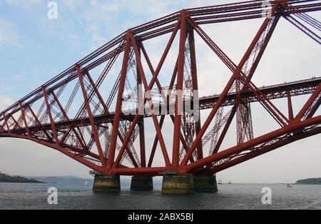 Le Central Pier, de la jetée 3 awesome, colossal et site du patrimoine mondial - Le Pont du Forth en Écosse. Probablement le plus largement reconnu dans le monde entier, pont Le pont du Forth est une icône du design et ingénierie. Il s'étend sur le Firth of Forth sur la côte est de l'Ecosse près d'Édimbourg. Alan Wylie / ALAMY © Banque D'Images