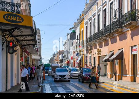 Rue animée, le centre-ville de Mérida, Mexique Banque D'Images