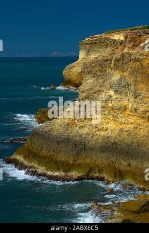 Falaises à proximité de Cabo Rojo,s Lighthouse Banque D'Images