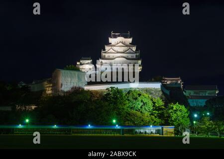 Vue de la nuit de l'Himeji Castle, datée du 1333, dans la ville de Himeji, préfecture de Hyogo, Japon Banque D'Images