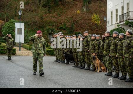 Chotyne, République tchèque. 29 Nov, 2019. Représentant de l'ambassade des États-Unis confère de la Bronze Star Medal sur maître-chien militaire tchèque Tomas Prochazka dans in memoriam. Prochazka a été abattu par un militaire afghan à la base alliée de Shindand dans la province d'Herat en octobre 2018. République tchèque Chef de l'état-major général Ales Opata (photo) lors de la cérémonie à Chotyne, République tchèque, le 29 novembre 2019. Photo : CTK Radek Petrasek/Photo/Alamy Live News Banque D'Images