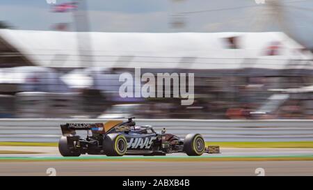 Romain Grosjean sur la voie dans le Haas VF-19, essais de vendredi. Grand Prix de Grande-Bretagne, Silverstone, 2019 Banque D'Images
