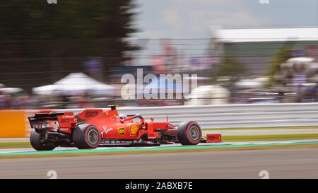 Charles Leclerc sur la voie dans la Ferrari SF90, le vendredi de la pratique. Grand Prix de Grande-Bretagne, Silverstone, 2019 Banque D'Images