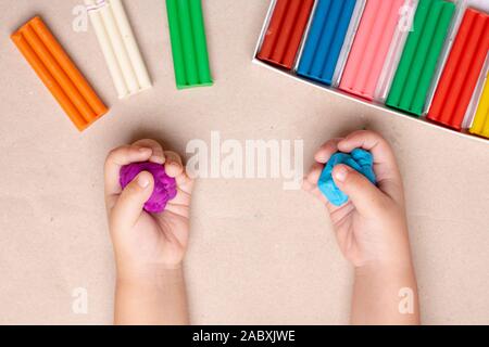 Lecture et création de jouets pour enfants à partir de la pâte à modeler Banque D'Images