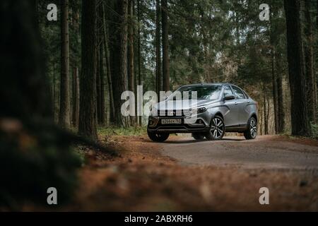 Minsk, Belarus - 21 novembre, 2019 : Lada Vesta AMT robot sur route de campagne n'automne paysages forestiers. Banque D'Images