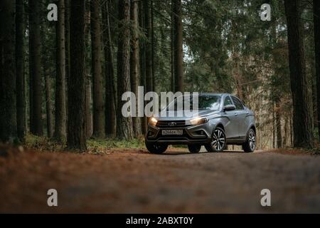 Minsk, Belarus - 21 novembre, 2019 : Lada Vesta AMT robot sur route de campagne n'automne paysages forestiers. Banque D'Images