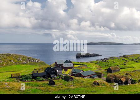 Vue d'été de petit village typique avec des maisons des îles Féroé turf-haut à la périphérie de la ville de Torshavn, la capitale de l'île de Streymoy, îles Féroé, Danemark. Photographie de paysage Banque D'Images