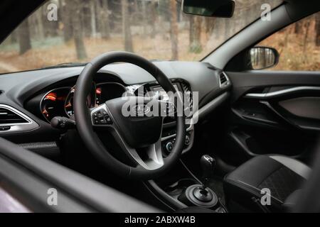 Minsk, Belarus - 21 novembre, 2019 : Intérieur de Lada Vesta AMT robot sur route de campagne n'automne paysages forestiers. Banque D'Images