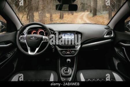 Minsk, Belarus - 21 novembre, 2019 : Intérieur de Lada Vesta AMT robot sur route de campagne n'automne paysages forestiers. Banque D'Images