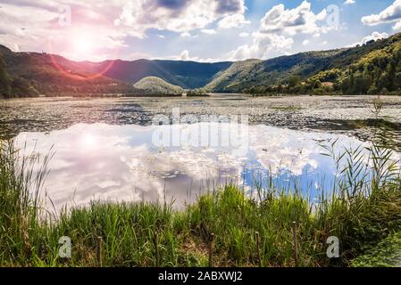 Coucher de soleil sur le lac Lago di Fimon près de Vicenza en Italie Banque D'Images