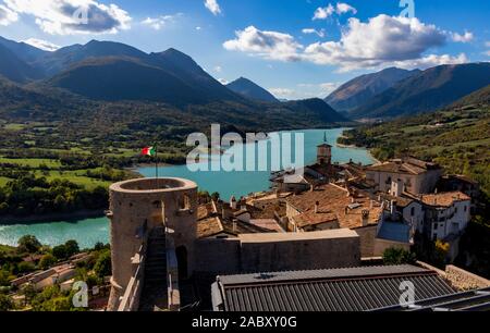 Le lac de Barrea vu depuis le village du même nom Banque D'Images