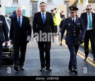 Taoiseach Leo Varadkar (centre) avec le ministre de la Justice Charlie Flanagan (à gauche) et commissaire Garda a dessiné Harris (à droite) à l'arrivée pour la cérémonie de passage au Collège Garda, Templemore,. Banque D'Images