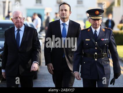 Taoiseach Leo Varadkar (centre) avec le ministre de la Justice Charlie Flanagan (à gauche) et commissaire Garda a dessiné Harris (à droite) à l'arrivée pour la cérémonie de passage au Collège Garda, Templemore,. Banque D'Images