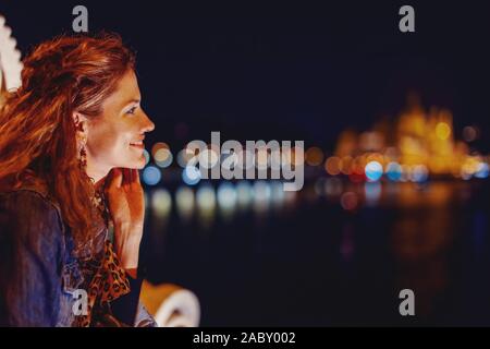 Jeune femme rousse demande à Budapest, Hongrie portrait panorama de nuit Banque D'Images