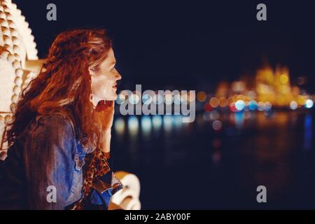 Jeune femme rousse demande à Budapest, Hongrie panorama de nuit Banque D'Images