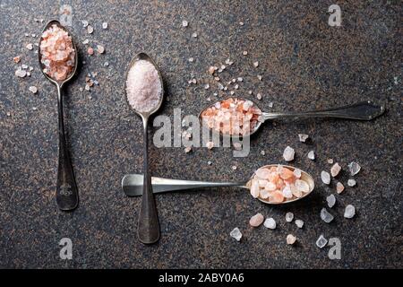 Fine et grossière de l'Himalaya de sel de mer rose vintage sur quatre cuillères, vue d'en haut Banque D'Images