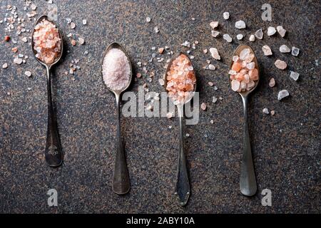 Fine et grossière de l'Himalaya de sel sur la mer rose vintage cuillères, vue d'en haut Banque D'Images