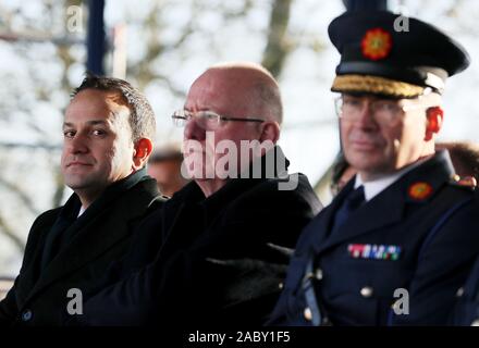 Taoiseach Leo Varadkar (à gauche) avec le Commissaire Garda a dessiné Harris (à droite) et ministre de la Justice à l'occasion du décès de Charlie Flanagan de cérémonie à Garda College, Templemore,. Banque D'Images