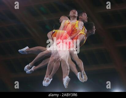Tokyo, Japon. 29 Nov, 2019. Dong Dong de la concurrence de la Chine au cours de la finale de l'équipe masculine de trampoline à la 34e Championnats du Monde de Gymnastique Trampoline FIG à Tokyo, Japon, le 29 novembre 2019. Crédit : Du Xiaoyi/Xinhua/Alamy Live News Banque D'Images
