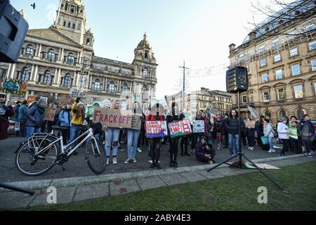 Glasgow, Royaume-Uni. 29 Nov, 2019. Glasgow, Royaume-Uni. Vendredi, Novembre 29th, 2019. Les partisans de l'YouthStrike4Climate manifestation à George Square, Glasgow. Credit : Kenny Brown/Alamy Live News Banque D'Images