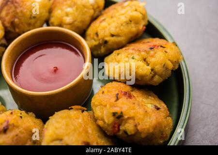 Légumes au poha Cutlet ou aux patties de riz aplaties servis avec du ketchup de tomate et du chutney vert Banque D'Images