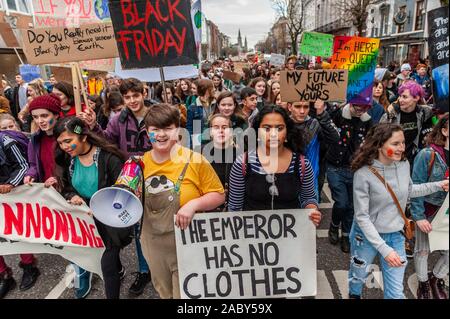 Cork, Irlande. 29 Nov, 2019. Le liège a été portée à l'arrêt aujourd'hui, grâce à un climat de mars et de rallye. Environ 300 étudiants se sont réunis de tous les coins de la ville et du comté pour diffuser leur message au sujet de l'évolution du climat. Credit : Andy Gibson/Alamy Live News Banque D'Images