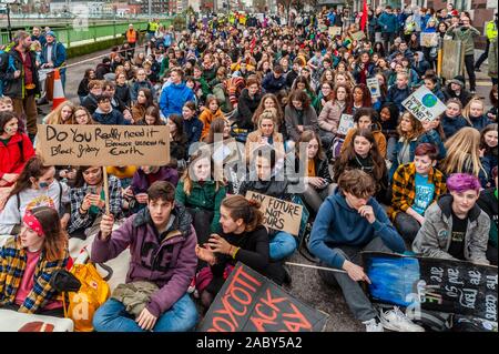 Cork, Irlande. 29 Nov, 2019. Le liège a été portée à l'arrêt aujourd'hui, grâce à un climat de mars et de rallye. Environ 300 étudiants se sont réunis de tous les coins de la ville et du comté pour diffuser leur message au sujet de l'évolution du climat. Credit : Andy Gibson/Alamy Live News Banque D'Images