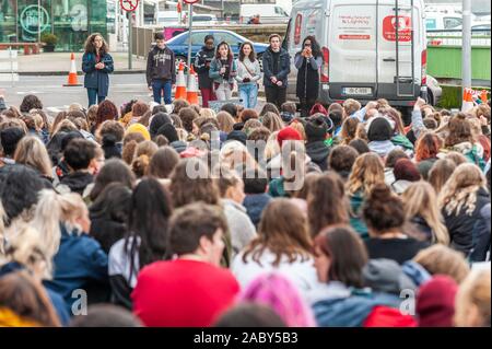 Cork, Irlande. 29 Nov, 2019. Le liège a été portée à l'arrêt aujourd'hui, grâce à un climat de mars et de rallye. Environ 300 étudiants se sont réunis de tous les coins de la ville et du comté pour diffuser leur message au sujet de l'évolution du climat. Credit : Andy Gibson/Alamy Live News Banque D'Images