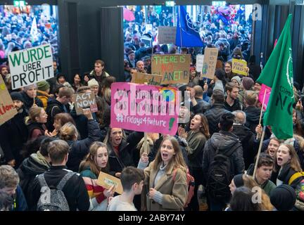 Francfort, Allemagne. 29 novembre 2019, Hessen, Frankfurt/Main : Les manifestants ont occupé la zone d'entrée du centre commercial 'Zeil' pendant la démonstration à la Global Climate Action Day et de chanter des slogans. Photo : Boris Roessler/dpa dpa : Crédit photo alliance/Alamy Live News Banque D'Images