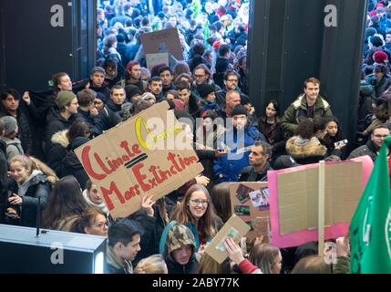 Francfort, Allemagne. 29 novembre 2019, Hessen, Frankfurt/Main : Les manifestants ont occupé la zone d'entrée du centre commercial 'Zeil' pendant la démonstration à la Global Climate Action Day et de chanter des slogans. Photo : Boris Roessler/dpa dpa : Crédit photo alliance/Alamy Live News Banque D'Images