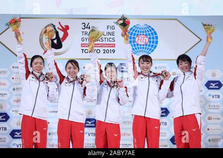 Tokyo, Japon. 29 Nov, 2019. Les membres d'Équipe Japon poser pour des photos à la cérémonie après l'équipe de trampoline à la 34e Finale Championnats du Monde de Gymnastique Trampoline FIG à Tokyo, Japon, le 29 novembre 2019. Crédit : Du Xiaoyi/Xinhua/Alamy Live News Banque D'Images