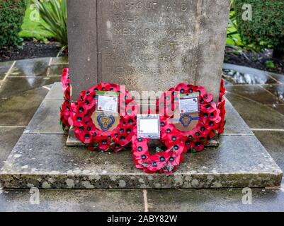 Close up du coquelicot couronnes portées au monument commémoratif de guerre dans le Derbyshire ville de Bakewell Banque D'Images