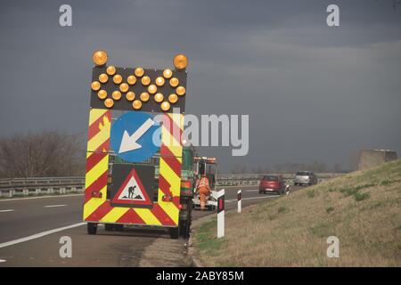 Groupe de travailleurs à l'autoroute fixant la route asphaltée, près de Belgrade, Serbie Banque D'Images