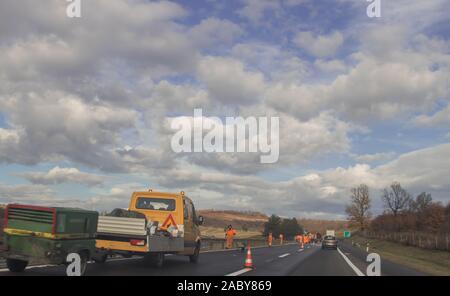 Groupe de travailleurs à l'autoroute fixant la route asphaltée, près de Belgrade, Serbie Banque D'Images