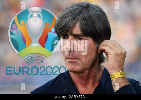 Udine, Italie. 07Th Nov, 2019. L'ASSEMBLÉE GÉNÉRALE PHOTO : entraîneur fédéral Joachim LOEW Jogi, L, AÖW (GER) en face de l'Euro 2020, EURO 2020 logo, championnat d'Europe, archive photo : entraîneur fédéral Joachim LOEW Jogi, LV, Ç ¢ ¬W (GER), le geste, la seule image, tronqué seul motif, Portraet, Portrait, PortrvO¬Ut. Espagne (ESP) - Allemagne (GER) 2-1, au 30.06.2019 Stadio Friuli Udine. Football U-21, finale du Championnat d'Europe de l'UEFA Sous21 en Italie/SanMarino à partir de 16.-30.06.2019. ¬ | Conditions de crédit dans le monde entier : dpa/Alamy Live News Banque D'Images