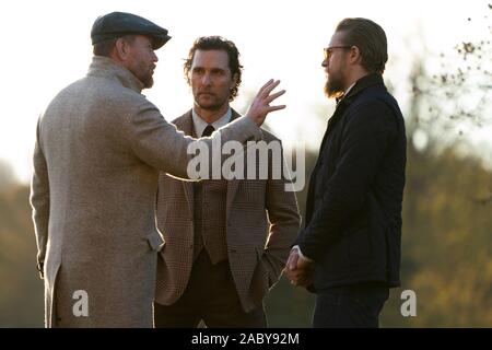 MATTHEW MCCONAUGHEY et CHARLIE HUNNAM dans les messieurs (2020), réalisé par GUY RITCHIE. Credit : MIRAMAX / Album Banque D'Images