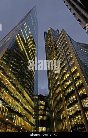 Ville de Londres, quartier financier, bureaux et gratte-ciels au crépuscule, vue Skyward, Bishopsgate, Londres, Sud-est, Angleterre, Royaume-Uni, E1 8DX Banque D'Images