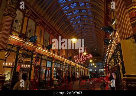 Ville de Londres, Leadenhall Market architecture, Gracechurch St, Londres, Angleterre, Royaume-Uni, EC3V 1LT intérieur au crépuscule Banque D'Images