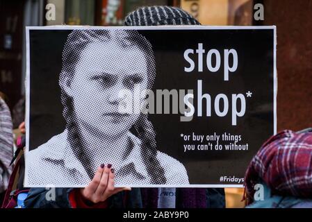 RIGA, Lettonie. 29 Nov, 2019. 4e grève du climat mondial et noir de protestation Vendredi à Riga, Lettonie. Credit : Gints Ivuskans/Alamy Live News Banque D'Images