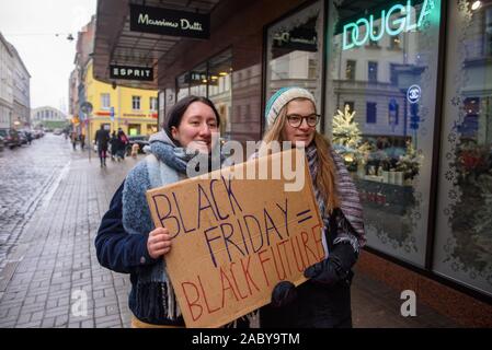 RIGA, Lettonie. 29 Nov, 2019. 4e grève du climat mondial et noir de protestation Vendredi à Riga, Lettonie. Credit : Gints Ivuskans/Alamy Live News Banque D'Images