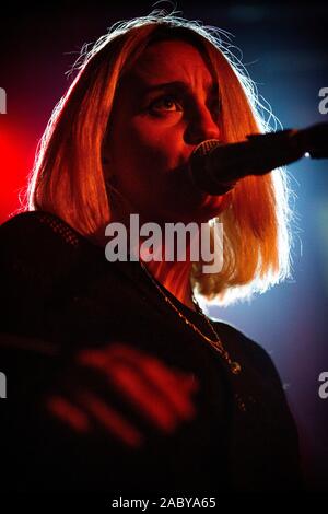 Elle Kickheffer de Jenni a attiré l'arme Band effectue sur scène au Hard Club à Porto. Banque D'Images