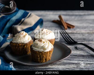 Petits gâteaux à la citrouille faits maison sur un fond de bois rustique. Banque D'Images