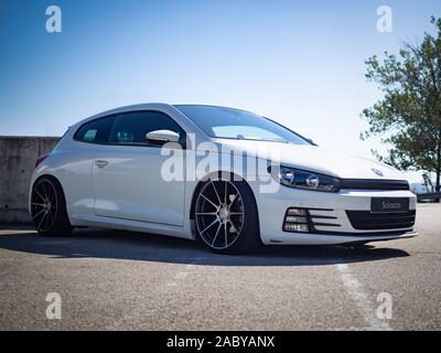 MONTMELO, ESPAGNE-29 septembre 2019 : Volkswagen Scirocco (troisième génération) à des rues de ville Banque D'Images