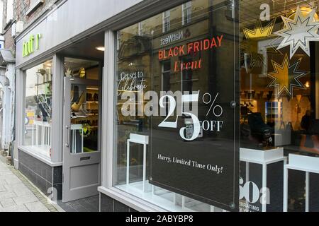 Dorchester, Dorset, UK. 29 novembre 2019. Le vendredi noir des affiches dans un magasin de chaussures plus chaud fenêtre dans Dorchester, dans le Dorset. Crédit photo : Graham Hunt/Alamy Live News Banque D'Images