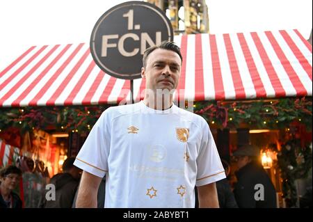 Nuremberg, Allemagne. 29 Nov, 2019. Robert Palikuca, directeur sportif de l'équipe de football de deuxième division 1 FC Nürnberg, présente les quelques jersey spécial pour le marché. Dans le match à domicile le 30 novembre contre-SV Wiesbaden, le 'Club' les joueurs devront porter un jersey qui rappelle la robe du Christkind au marché de Nuremberg. Crédit : Nicolas Armer/dpa/Alamy Live News Banque D'Images