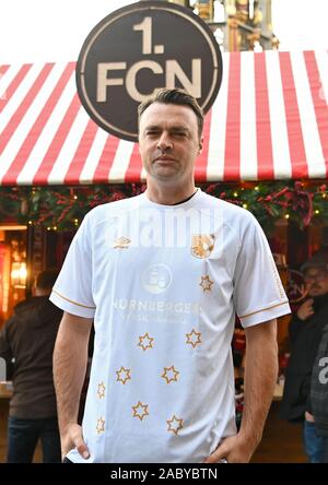 Nuremberg, Allemagne. 29 Nov, 2019. Robert Palikuca, directeur sportif de l'équipe de football de deuxième division 1 FC Nürnberg, présente les quelques jersey spécial pour le marché. Dans le match à domicile le 30 novembre contre-SV Wiesbaden, le 'Club' les joueurs devront porter un jersey qui rappelle la robe du Christkind au marché de Nuremberg. Crédit : Nicolas Armer/dpa/Alamy Live News Banque D'Images