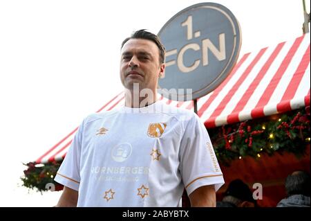 Nuremberg, Allemagne. 29 Nov, 2019. Robert Palikuca, directeur sportif de l'équipe de football de deuxième division 1 FC Nürnberg, présente les quelques jersey spécial pour le marché. Dans le match à domicile le 30 novembre contre-SV Wiesbaden, le 'Club' les joueurs devront porter un jersey qui rappelle la robe du Christkind au marché de Nuremberg. Crédit : Nicolas Armer/dpa/Alamy Live News Banque D'Images