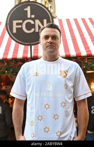 Nuremberg, Allemagne. 29 Nov, 2019. Robert Palikuca, directeur sportif de l'équipe de football de deuxième division 1 FC Nürnberg, présente les quelques jersey spécial pour le marché. Dans le match à domicile le 30 novembre contre-SV Wiesbaden, le 'Club' les joueurs devront porter un jersey qui rappelle la robe du Christkind au marché de Nuremberg. Crédit : Nicolas Armer/dpa/Alamy Live News Banque D'Images